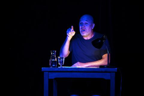 Christian Klischat am Montag bei seiner szenischen Lesung „Candide“ im Darmstädter Theater im Pädagog. Foto: Dirk Zengel