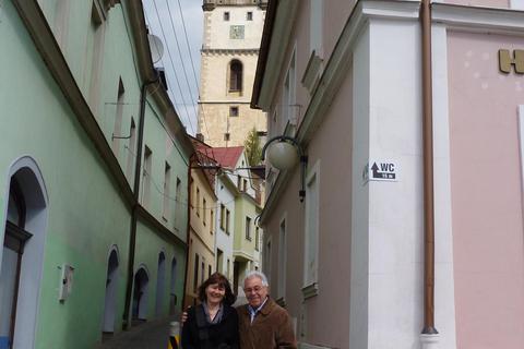 Recherche in Tachau: Barbara Zeizinger und ihr Vater Hans Todt an einem der Schauplätze des Romans „Er nannte mich Klárinka“. Foto: Zeizinger