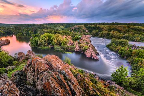Romantische Abendstimmung am Fluss Bug genannt Integral in der Region Mykolaiv. Ob diese atemberaubende Natur derzeit noch genauso aussieht, ist ungewiss. Foto: Yevhen Samuchenko