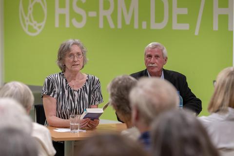 Sabine Huttel liest aus ihrem Roman „Ein Anderer“, die Moderation hat Helmut Nehrbaß übernommen. Foto: Jörg Halisch