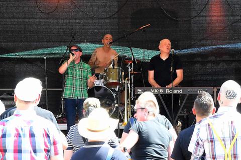 Ein ebenbürtiger Ersatz für die Dortmunder Band „The incredible Derrick“ war „Bunga Bunga Club“, die wegen Krankheit kurzfristig eingesprungen sind, um das 25. Ska-Open-Air-Festival zu eröffnen. Foto: Kristina Schäfer/hbz