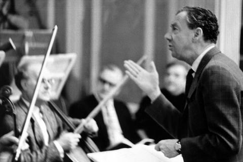 Der britische Komponist Benjamin Britten (rechts) im Jahr 1968 in Ost-Berlin. Archivfoto: dpa