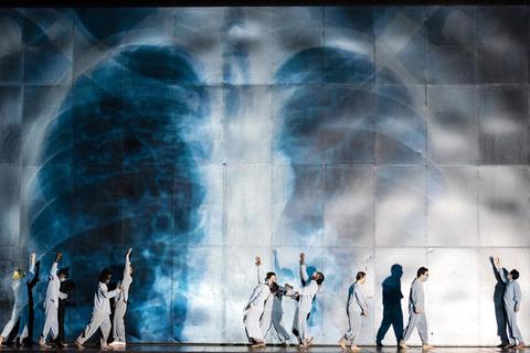 Aus der Lunge kommt das Leben: Szene aus dem Musiktheater „Atem“ in Darmstadt. Foto: Isabel Machado