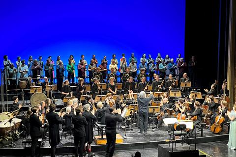 René Jacobs gibt den Schlussapplaus an Mitglieder des Freiburger Barockorchesters und der Zürcher Singakademie weiter. Foto: VRM