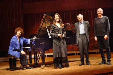 Musikalischer Glückwunsch: Cord Meijering (rechts) hat ein Gedicht von Heleno Saña vertont, Yeree Suh singt es, begleitet von Carmen Piazzini. Foto: Karl-Heinz Bärtl