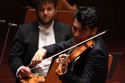 Ein fabelhafter Virtuose: Ray Chen am Werk im Wiesbadener Kurhaus. Foto: Ansgar Klostermann/RMF