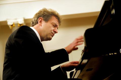 Der Pianist Tobias Koch beim Eröffnungskonzert des Darmstädter XI. Chopin-Wettbewerbs am Freitag in der Orangerie. Foto: Andreas Kelm 