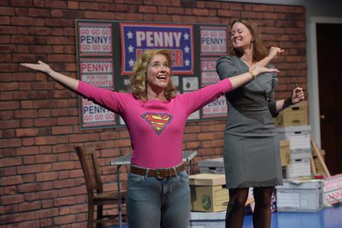 Supergirl der Populisten: Penny (Sarah Waddell, links) will in Nebraska gewählt werden, Redenschreiberin Francine (Katy Federman) soll helfen. Foto: Martin Kaufhold