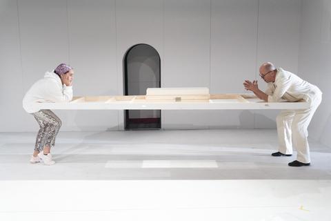 Für wen spielen wir hier was? Der Intendant (Thorsten Loeb) beim Konzeptionsgespräch mit einer seiner drei Emilias (Soukaina  El Adak). Foto: Nils Heck