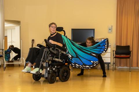 Mitglieder der Theatergruppe Zeitlos der Evim-Behindertenhilfe bei der Theaterprobe für ihre Szenenfolge „Freiheit – eine Illusion?“ Foto: Carsten Simon