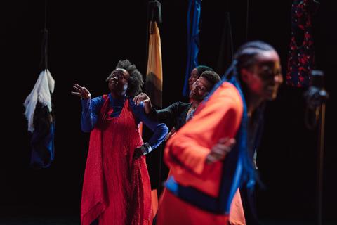 Mit starken Stimmen und wirkmächtigem Tanz entführen sechs afrikanische Frauen in eine Welt voller Poesie. Foto: Leslie Artamonow