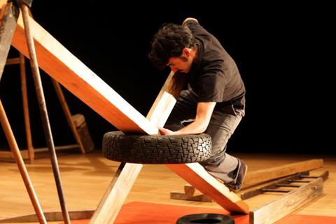 Jordi Galí vom Pariser Zentrum „La Briqueterie“ lässt bei „T“ eine irrwitzige, kinetische Skulptur entstehen Foto: Anais LLeixà  Foto: Anais LLeixà