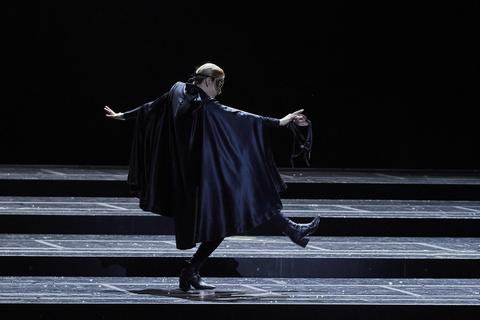 Der Page tänzelt zwischen den Fronten: Cathrin Lange als Oscar in Verdis „Maskenball“. Foto: Stephan Ernst