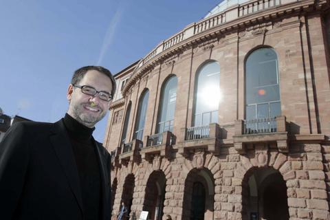 „Begeisterungsfähiges Publikum“: Intendant Markus Müller vor dem Mollerbau, dem Großen Haus des Mainzer Staatstheaters. Archivfoto: Sascha Kopp