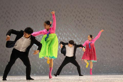 Insgesamt 18 Stücke werden beim Festival zu sehen  sein, darunter preisgekrönte Choreografien sowie sechs deutsche Erstaufführungen. Stellvertretend für den Tanzreigen Szenen aus „Die Schuld des Tages an der Nacht“, „Hocus Pocus“, „Forecasting“ und „North Korea Dance“(von links oben im Uhrzeigersinn). Fotos: tanzmainz/ Staatstheater Mainz