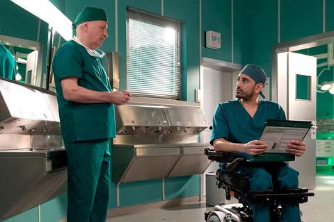 Der Comedian und Schauspieler Tan Çaglar spielt in der Serie "In aller Freundschaft" seit August als erster Rollstuhlfahrer einen Arzt, seit November ist er auch als "Tatort"-Ermittler zu sehen.Foto: ARD 