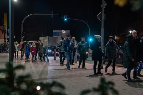 Rund 200 Menschen treffen sich regelmäßig zu einem „Spaziergang“ in Alzey.                 Archivfoto: pakalski-press / Boris Korpak