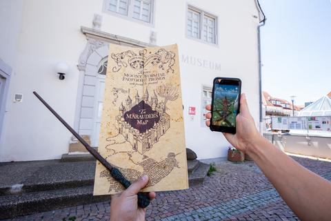 Während im Buch die „Karte des Rumtreibers“ Abenteuer garantierte, greift der Magier von heute zum Smartphone. Foto: BilderKartell/Carsten Selak