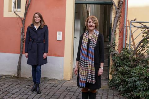 Es ist ein Ort der Hilfe, der Vertrautheit: Regina Mayer (rechts) berät in Alzey ab sofort Opfer sexualisierter Gewalt in den neuen Räumen des Frauennotrufs. Dr. Vera Lanzen, die Gleichstellungsbeauftragte des Landkreises, half bei der Initiierung. Foto: pakalski-press/Boris Korpak