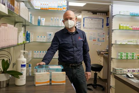 Andreas Hammer, Inhaber der Nibelungen-Apotheke, verfügt noch über 60 bis 70 Dosen Grippe-Impfstoff. Foto: pakalski-press/Boris Korpak