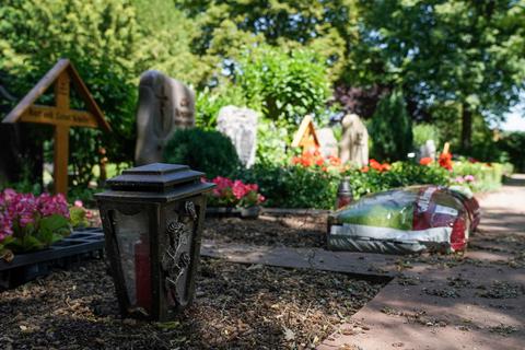 Verschiedene Felder, verschiedene Regeln: Auf Friedhöfen gelten Gestaltungsvorschriften. Während Grabschmuck hier, in Abteilung T, erlaubt ist, darf im Urnenwald nichts zum Gedenken abgestellt werden. Foto: pakalski-press/Boris Korpak