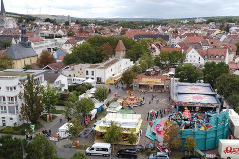 Ein Blick von oben auf das Winzerfest in der Alzeyer Innenstadt.