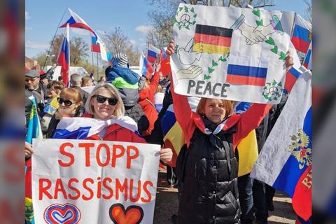 Für die deutsch-russische Freundschaft und gegen Rassismus demonstrieren diese beiden Frauen. Symbole wie diese waren sonst nicht zu sehen auf der pro-russischen Demonstration in Bad Kreuznach. Foto: Demo-Organisationsteam