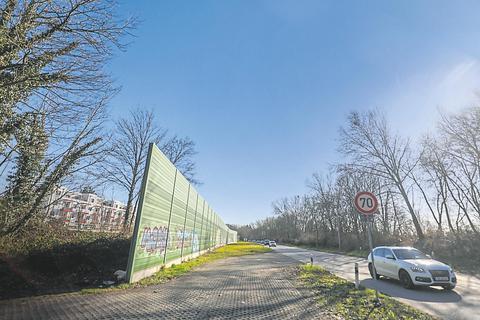 Der Grünstreifen am Ortseingang von Darmstadt an der B 26 soll zur Busspur umgebaut werden.  Foto: Guido Schiek 
