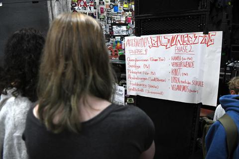 Nachhaltigkeit, Soziologie oder lieber Verkehrswende? Elf Workshops stehen beim Alternativen Bildungstag für Jugendliche auf dem Plan. Foto: Dirk Zengel