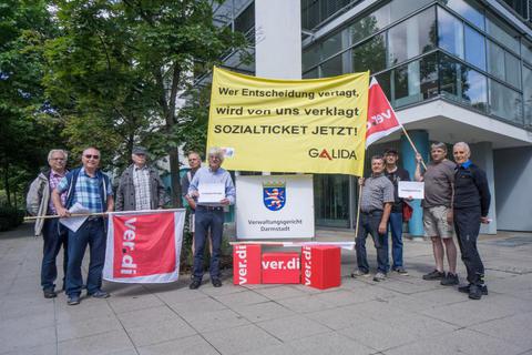 Galida-Mitglieder demonstrieren am Donnerstag vor dem Verwaltungsgericht.Foto: Marc Wickel  Foto: Marc Wickel