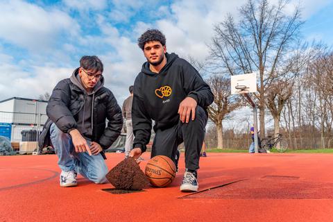 Die Streetballflächen im Bürgerpark sind in die Jahre gekommen. Adam Rami Rieble und Ilias El-Garti kümmern sich um eine Sanierung. Marc Wickel