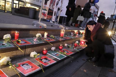 Auf den Treppen am Friedensplatz erinnern Bilder und Kerzen an die bei den Demonstrationen im Iran getöteten Frauen, Männer und Kinder. © Andreas Kelm
