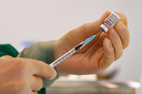 Ab dem 7. Juni können auch Betriebsärzte Covid-19-Impfungen übernehmen – sofern die Vakzine bestellt wurden. Archivfoto: dpa