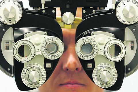 Öfter verweisen Augenärzte darauf, dass man den Sehtest auch beim Optiker machen könne. Foto: dpa 