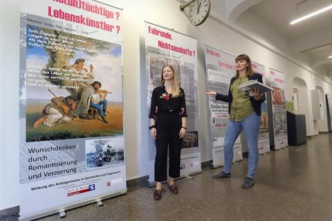 Alice Reitz und Katharina Rhein vom Landesverband Deutscher Sinti und Roma in Hessen erläutern Details vor Plakaten der Ausstellung „Der Weg der Sinti und Roma“. Andreas Kelm
