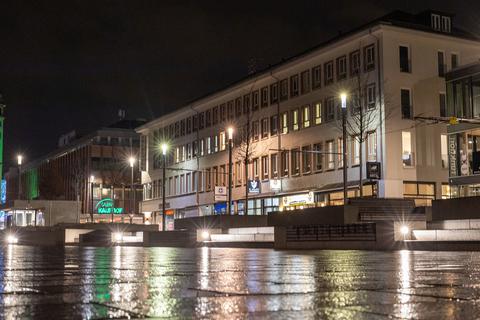 Wenn die Nacht zum Tag wird: Blick auf den hellbeleuchteten Karolinenplatz in Darmstadt.