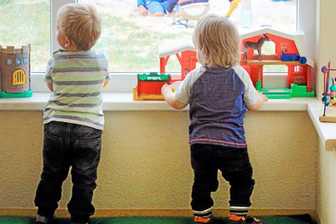 Weil es vor Ort zu wenig Betreuungsplätze gibt, sollen Arheilgens Kitas auch Kinder aus Wixhausen aufnehmen. Archivfoto: dpa