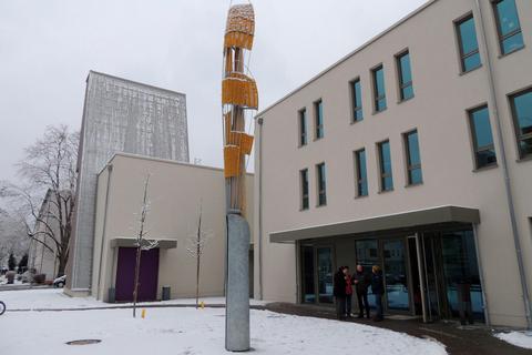 Das Kunstwerk "Dreiflügelstele" steht an der Heinrichstraße. © Evangelisches Dekanat