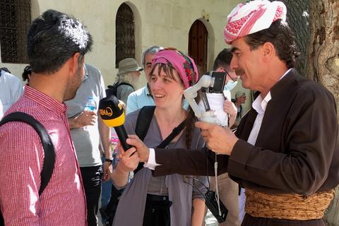 Marlene Förster aus Darmstadt bei einem Interview in den Kurdengebieten. Foto: privat