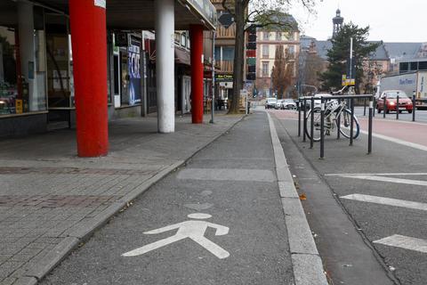 Vieles hat sich verbessert für Fußgänger in Darmstadt. Beispielsweise hat die Landgraf-Georg-Straße jetzt getrennte Rad- und Fußwege. Foto: Guido Schiek