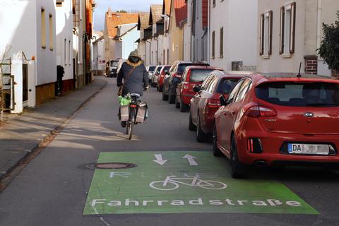 Die Straße „Im Erlich“ in Arheilgen ist seit dem Jahr 2019 eine ausgewiesene Fahrradstraße. Foto: Andreas Kelm