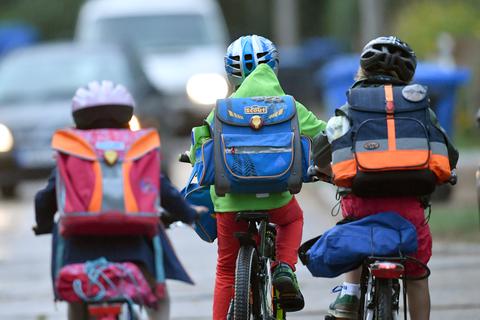 Die wichtigsten Verkehrsregeln, die beim Fahrradfahren wichtig sind, lernen Kinder im Grundschulalter. Verkehrserzieher berichten davon, dass sich Fahrradfahr-Fähigkeiten tendenziell verschlechtert haben. Foto: dpa