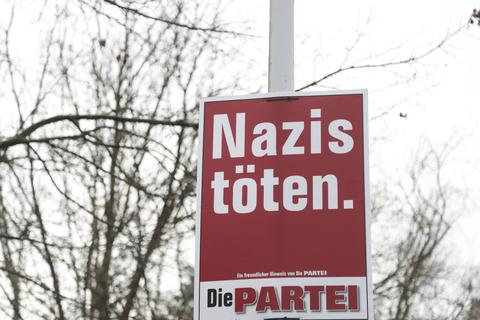 "Nazis töten" steht auf den Wahlplakaten der Satirepartei "Die Partei", hier an der Eberstädter Straße in Pfungstadt.  Foto: Guido Schiek