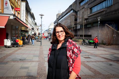 Andrea Weber ist die neue Quartiersmanagerin fürdie Innenstadt, um gewerblichen Leerstand zu minimieren und Vielfalt zu erreichen. Foto: Guido Schiek / VRM Bild