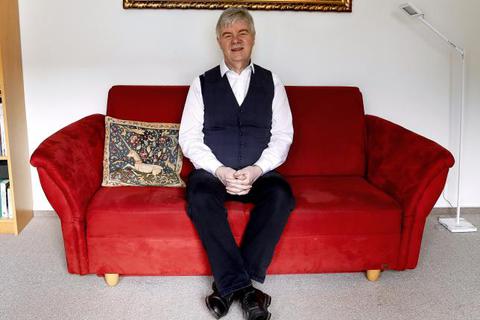 Familienmensch mit einem Herz für Kitsch: Hans Mohrmann in seiner Wohnung in Ober-Ramstadt. Foto: Andreas Kelm 