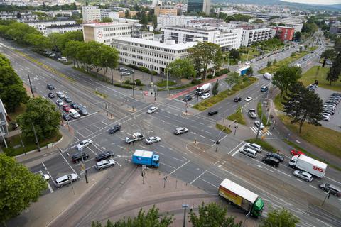 Ein Unfallschwerpunkt im Stadtverkehr Darmstadt ist die Kreuzung Rheinstraße/ Berliner Allee. Foto: Guido Schiek 
