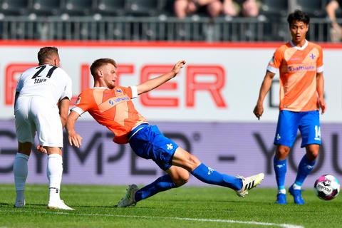 Kampfstark: Lukas Mai grätscht den Ball weg, Sandhausens Robin Scheu kann nur zuschauen. Seung-ho Paik muss gar nicht erst eingreifen. Foto: Florian Ulrich 