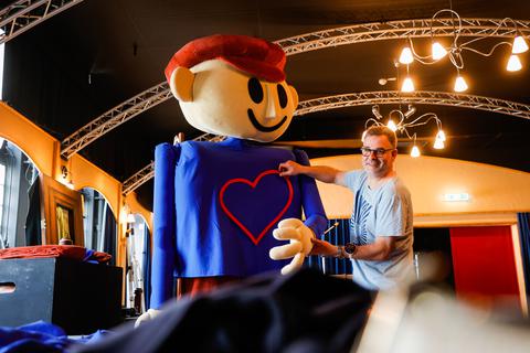 Mit Herz und Hand: Puppenspieler und -bauer Florian Harz bei der Arbeit in der Werkstatt der Comedy Hall.               Foto: Guido Schiek 