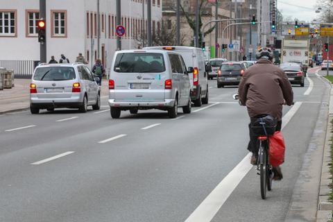 Die Bürgerinitiative Radentscheid verlangt, zumindest temporär unter anderem auf dem Darmstädter Cityring mehr Platz für Radfahrer zu schaffen.  Archivfoto: Torsten Boor 