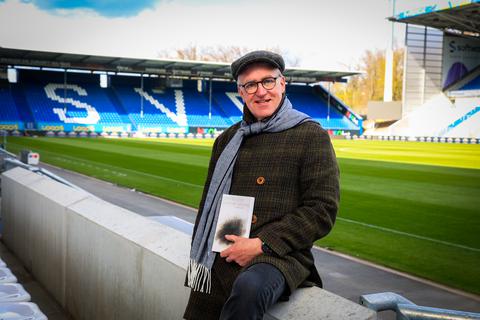 An der Außenlinie im Merck-Stadion am Böllenfalltor zeigt der Darmstädter Schriftsteller Rainer Wieczorek sein neues Buch "Spiel an der Außenlinie", das im alten Böllenfalltorstadion der Sechziger bis Achtziger spielt. 